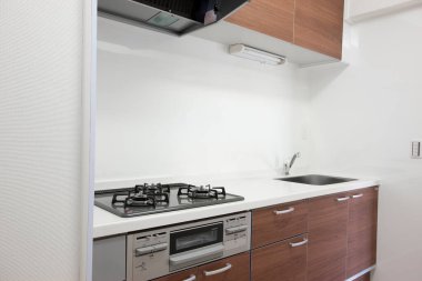 Beyaz duvarlı modern mutfak.