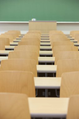 boş okul sınıfı ve sandalyeler