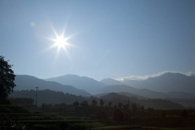 Dağları olan güzel bir manzara.