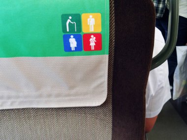 Öncelikli yolcuları gösteren rezerve oturma levhası