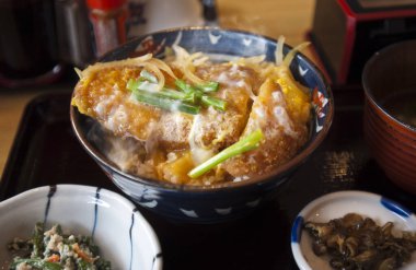 Japon usulü kızarmış tavuk.