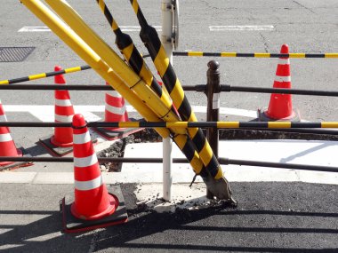 İnşaat alanı, şehirdeki bir yolda yol işaretleri 
