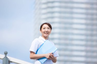 Şehirde klasörlü Asyalı kadın. 