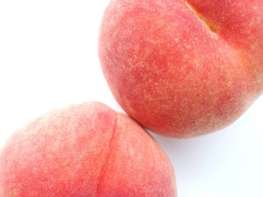 olgun kırmızı şeftaliler, beyaz arkaplanda izole meyveler