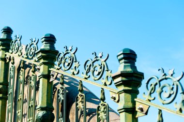 Süslü Verdigris Metal Tırabzan Kaydırma Tasarımı ile Yakın plan