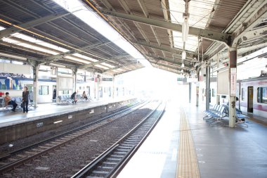 Şehrin istasyonunda insanlarla dolu bir tren istasyonu. 