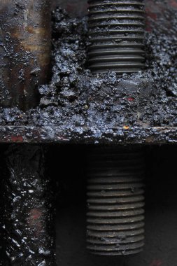 Siyah kömürlü eski paslı metal. 