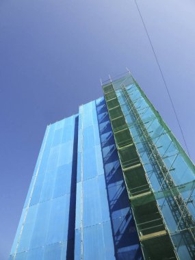 Güneşli bir günde yeni bir modern bina inşaatı