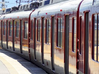 Eski tren hızla geçiyor. 