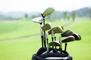 Yeşil çimlerde golf sopaları