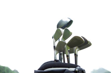 Golf sahasında golf sopaları çantada.