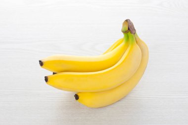 Beyaz ahşap zemin üzerinde taze muz.