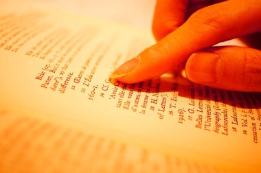 Kitap okuyan bir kadın, kesilmiş bir fotoğraf. 