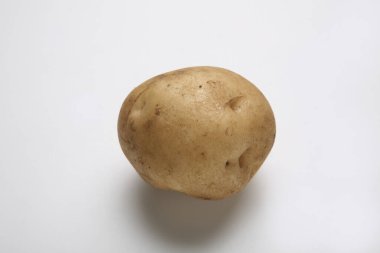Beyaz arka planda taze organik patatesin yakın plan görüntüsü 