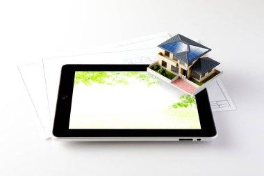 ev modelleri ve tablet masada, sigorta konsepti 