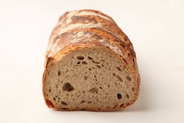 Beyaz arka planda bir somun taze ekmek. fırın ürünleri