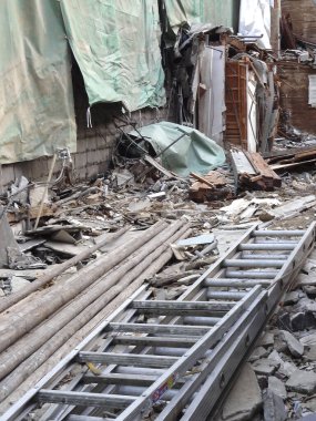 Metal merdiven ile dağılmış hasarlı bina enkazı