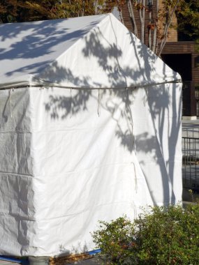 Sokakta beyaz plastik çadır