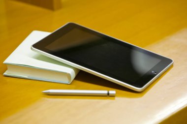 Masada boş ekran bulunan dijital tablet 