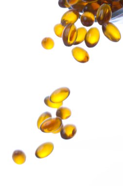 Beyaz bir arka plan üzerinde izole kapsül balık yağı