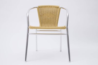 Beyaz arkaplanda boş sandalye