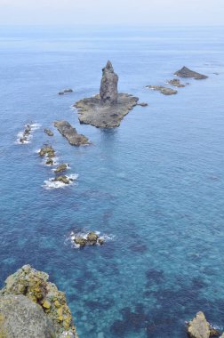 Denizde kayaların güzel manzarası 