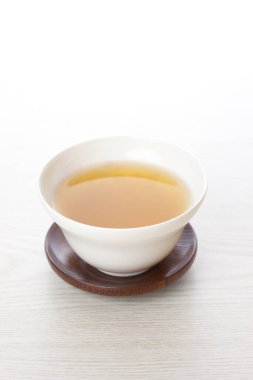 Beyaz arka planda bitki çayı ile fincanın yakın görüntüsü