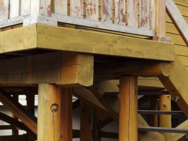 Tahta merdiven, yüksek güverte yapısına çıkıyor.