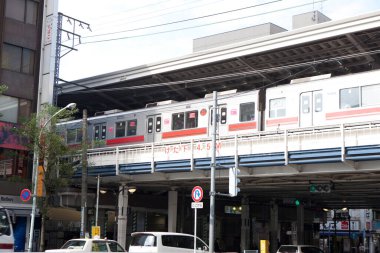 Tokyo, Japonya - 12 Temmuz, 2018: Tokyo, Japonya 'da araba trafiği üzerinde tren..