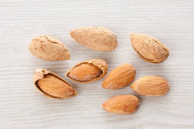 Beyaz ahşap masada fındıklar