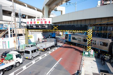 Tokyo 'da trafik dolu hareketli sokaklar.