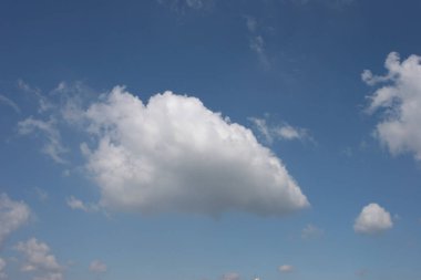 Beyaz bulutlu mavi gökyüzü