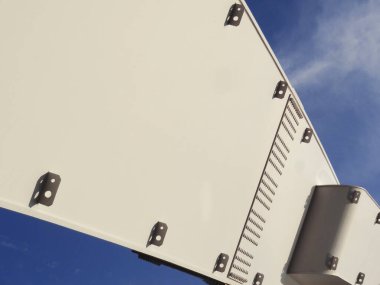 Mavi gökyüzü arkaplanına karşı endüstriyel metal yapısını gösteren yakın plan