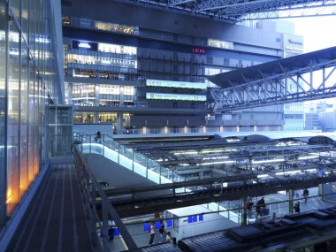 Geceleri Tokyo tren istasyonunda.