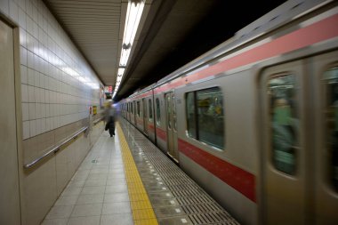 Yolcular platformda treni bekliyorlar..