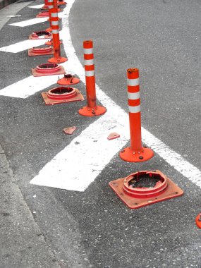 Virajlı yol boyunca turuncu trafik konileri yerleştirildi