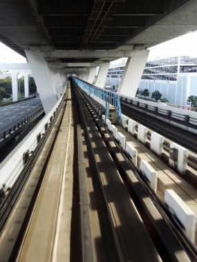 Şehirdeki tren rayları.