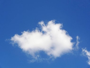 Küçük bulutlu güzel mavi gökyüzü manzarası