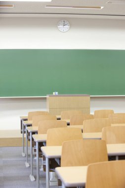 boş sınıf interneti yeşil karatahtayla