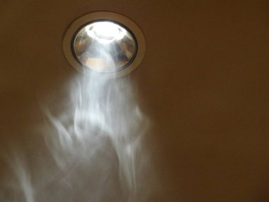Duman veya Buhar Yükseliyor ve Tavan Arası Işığıyla Aydınlanıyor