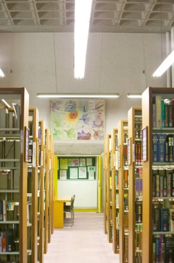 Üniversite kütüphanesi içi kitap rafları ve mobilyalarla dolu