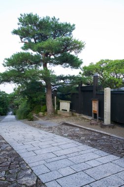 Çok güzel bir tarihi Asya tapınağı. Geleneksel zanaatkarlık sergileniyor. Düşüncelere ve yansımaya davetiye çıkaran resim gibi bir mekâna yerleştirilmiş..