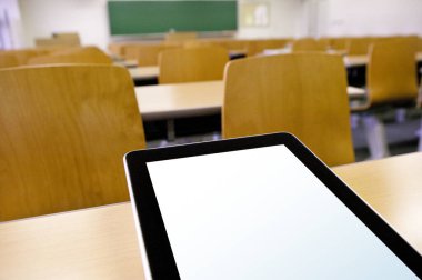 Sınıfta boş ekranlı dijital tablet          