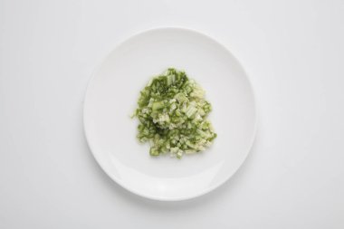 Beyaz tabakta doğranmış yeşil sebzeler