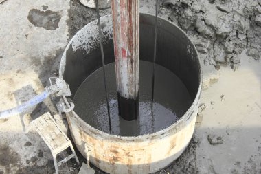 Silindir şeklindeki ıslak çimentoyu gösteren beton yığını inşaat alanı