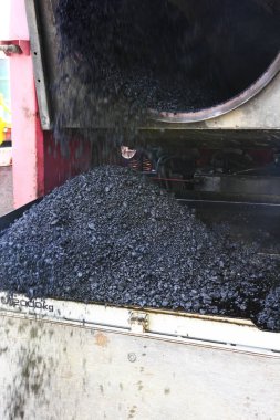 Yeni yol görüntüsü için dumanlı siyah asfalt