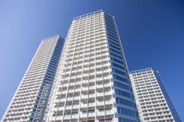 Şehirde yeni bir apartman.