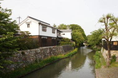 Nehirli şehir manzarası