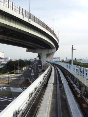 Şehirdeki tren rayları.