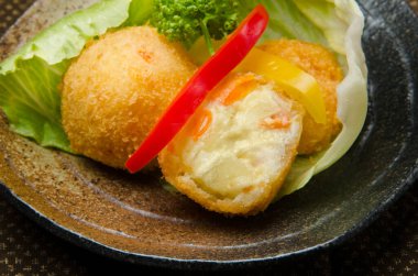 Masadaki lezzetli yiyeceklerin yakın plan görüntüsü